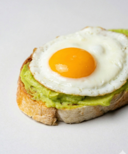 Tostadas de Aguacate Hass con Huevo